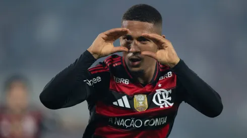 RJ – RIO DE JANEIRO – 25/08/2025 – BRASILEIRO A 2025, FLAMENGO X VITORIA – Samuel Lino jogador do Flamengo comemora seu gol durante partida contra o Vitoria no estadio Maracana pelo campeonato Brasileiro A 2025. Foto: Jorge Rodrigues/AGIF