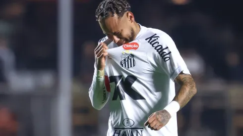 Neymar, jogador do Santos, chora após a partida contra o Vasco no estadio Morumbi pelo campeonato Brasileiro A 2025. Foto: Marcello Zambrana/AGIF