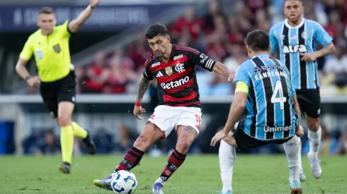RJ – RIO DE JANEIRO – 31/08/2025 – BRASILEIRO A 2025, FLAMENGO X GREMIO – Arrascaeta jogador do Flamengo chuta para marcar seu gol durante partida contra o Gremio no estadio Maracana pelo campeonato Brasileiro A 2025. Foto: Jorge Rodrigues/AGIF