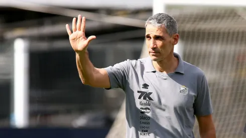 SP – SANTOS – 31/08/2025 – BRASILEIRO A 2025, SANTOS X FLUMINENSE – Juan Pablo Vojvoda tecnico do Santos durante partida contra o Fluminense no estadio Vila Belmiro pelo campeonato Brasileiro A 2025. Foto: Mauricio De Souza/AGIF