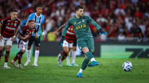 Tiago Volpi converte pênalti contra o Flamengo pelo Brasileirão Betano (LUCAS UEBEL/GREMIO FBPA)