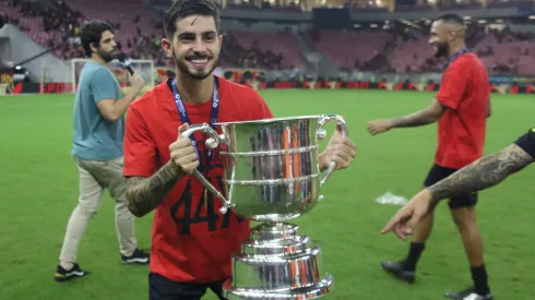 PE – RECIFE – 06/04/2024 – PERNAMBUCANO 2024, SPORT X NAUTICO FINAL – Pedro Vilhena jogador do Sport comemora o titulo de campeao pernambucano apos partida contra o Nautico na Arena de Pernambuco, neste sabado (5). Foto: Marlon Costa/AGIF