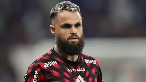 Michael não é titular com Filipe Luís