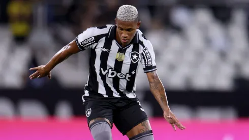 Danilo, volante do Botafogo em partida pelo campeonato brasileiro