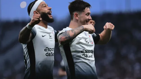 SP – SAO PAULO – 21/09/2024 – BRASILEIRO A 2024, CORINTHIANS X ATLETICO-GO – Garro jogador do Corinthians comemora seu gol com Memphis Depay jogador da sua equipe durante partida contra o Atletico-GO no estadio Arena Corinthians pelo campeonato Brasileiro A 2024. Foto: Ettore Chiereguini/AGIF