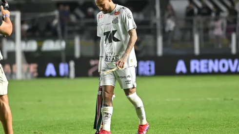 SP – SANTOS – 31/08/2025 – BRASILEIRO A 2025, SANTOS X FLUMINENSE – Neymar jogador do Santos lamenta durante partida contra o Fluminense no estadio Vila Belmiro pelo campeonato Brasileiro A 2025. Foto: Jota Erre/AGIF