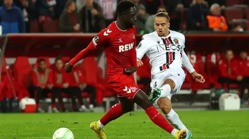 Alvo do Santos, Billal Brahimi (dir) em ação pelo Nice – Foto: Lars Baron/Getty Images