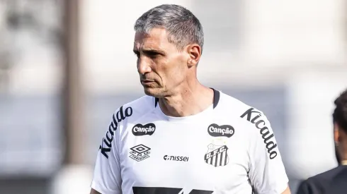 Vojvoda comanda treino no CT Rei Pelé