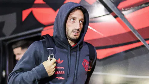 Matías Viña se destaca no Uruguai e busca espaço no Flamengo