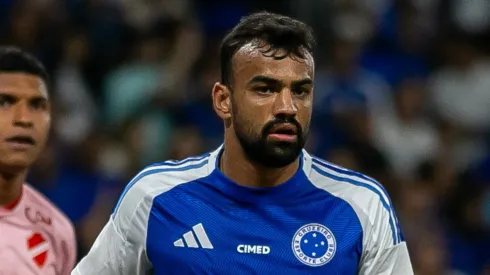 Cruzeiro freta avião para adiantar retorno de zagueiro para MG
