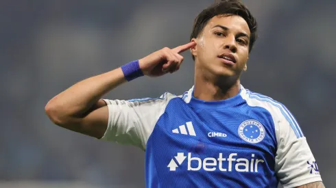 Kaio Jorge, jogador do Cruzeiro, comemora seu gol durante partida contra o Atletico-MG no estadio Mineirao pelo campeonato Copa Do Brasil 2025. Foto: Gilson Lobo/AGIF