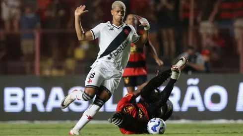 Cauan Barros em ação pelo Vasco contra o Sport – Foto: Marlon Costa/AGIF