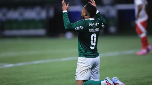 SP – SAO PAULO – 13/09/2025 – BRASILEIRO A 2025, PALMEIRAS X INTERNACIONAL – Vitor Roque jogador do Palmeiras comemora seu gol durante partida contra o Internacional no estadio Arena Allianz Parque pelo campeonato Brasileiro A 2025. Foto: Ettore Chiereguini/AGIF