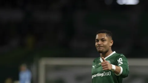 Vitor Roque mantém foco no Palmeiras, mas admite sonho de jogar pela Seleção. Foto: Anderson Romao/AGIF