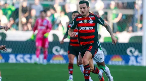 Saul, jogador do Flamengo, durante partida contra o Juventude no estadio Alfredo Jaconi pelo campeonato Brasileiro A 2025. Foto: Luiz Erbes/AGIF