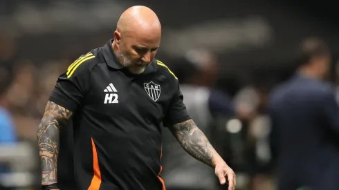 MG – BELO HORIZONTE – 14/09/2025 – BRASILEIRO A 2025, ATLÉTICO-MG X SANTOS – Jorge Sampaoli técnico do Atlético-MG lamenta durante partida contra o Santos no estádio Arena MRV pelo campeonato Brasileiro A 2025. Foto: Gilson Lobo/AGIF