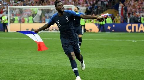 Samuel Umtiti festeja título mundial na Copa 2018 (Matthias Hangst/Getty Images)