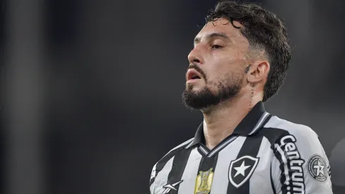 Alex Telles em ação pelo Botafogo no Estádio Nilton Santos – Foto: Thiago Ribeiro/AGIF