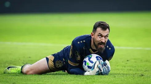 Walter supera Gabriel Brazão em eficiência por 18%, mesmo com número menor de defesas. Foto: Maxi Franzoi/AGIF