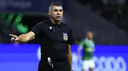 SP – SAO PAULO – 08/11/2024 – BRASILEIRO A 2024, PALMEIRAS X GREMIO – O arbitro Marcelo de Lima Henrique durante partida entre Palmeiras e Gremio no estadio Arena Allianz Parque pelo campeonato Brasileiro A 2024.