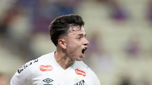 CE – FORTALEZA – 12/06/2025 – BRASILEIRO A 2025, FORTALEZA X SANTOS – barreal jogador do Santos comemora seu gol durante partida contra o Fortaleza no estadio Arena Castelao pelo campeonato Brasileiro A 2025.