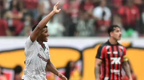Hercules jogador do Fluminense comemora seu gol com jogadores do seu time durante partida contra o Vitoria pelo campeonato Brasileiro A 2025. Foto: Jhony Pinho/AGIF