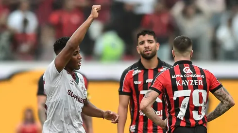 BA – SALVADOR – 20/09/2025 – BRASILEIRO A 2025, VITORIA X FLUMINENSE – Hercules jogador do Fluminense comemora seu gol com jogadores do seu time durante partida contra o Vitoria no estadio Arena Fonte Nova pelo campeonato Brasileiro A 2025. Foto: Jhony Pinho/AGIF
