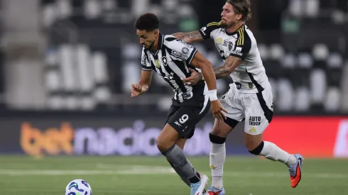 Lyanco e Chris Ramos no jogo. Photo by Lucas Figueiredo/Getty Images