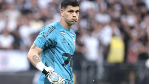 SP – SAO PAULO – 18/05/2025 – BRASILEIRO A 2025, CORINTHIANS X SANTOS – Gabriel Brazao goleiro do Santos durante partida contra o Corinthians no estadio Arena Corinthians pelo campeonato Brasileiro A 2025. Foto: Marcello Zambrana/AGIF
