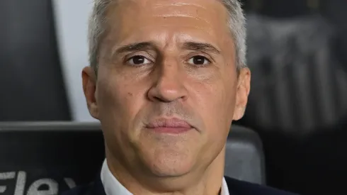 Crespo durante partida entre Santos e São Paulo, na Vila Belmiro, pelo Brasileirão.