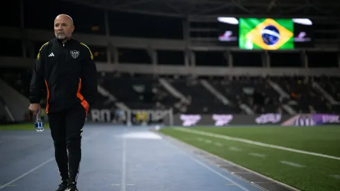 RJ – RIO DE JANEIRO – 20/09/2025 – BRASILEIRO A 2025, BOTAFOGO X ATLETICO-MG – Jorge Sampaoli tecnico do Atletico-MG durante partida contra o Botafogo no estadio Engenhao pelo campeonato Brasileiro A 2025. Foto: Jorge Rodrigues/AGIF