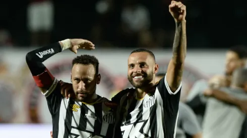Neymar e Guilherme comemorando pelo Santos em partida no Brasileirão – Foto: Jhony Pinho/AGIF