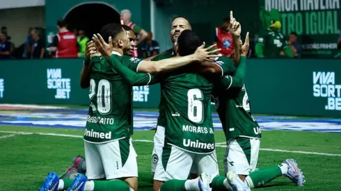 Esmeraldino contou com um tropeço do Coritiba para voltar à liderança