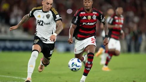 RJ – RIO DE JANEIRO – 27/07/2025 – BRASILEIRO A 2025, FLAMENGO X ATLETICO-MG – Bruno Henrique jogador do Flamengo disputa lance com Saravia jogador do Atletico-MG durante partida no estadio Maracana pelo campeonato Brasileiro A 2025. Foto: Jorge Rodrigues/AGIF