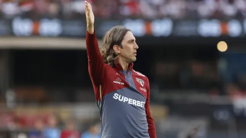Luis Zubeldía dirigindo o São Paulo contra o Santos pelo Brasileirão 2025 (Rubens Chiri / São Paulo FC)