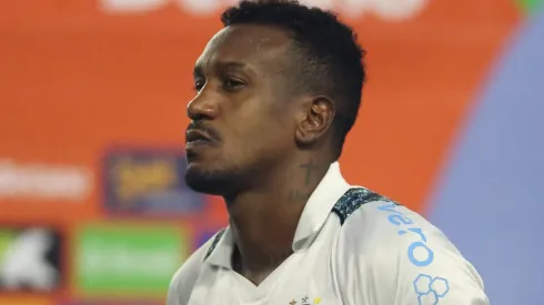 Edenílson durante partida entre CSA e Grêmio, pela Copa do Brasil, no Estádio Rei Pelé.