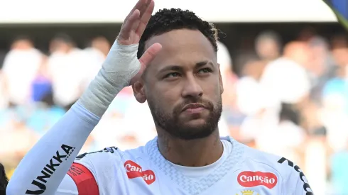Neymar em campo pelo Santos em partida no Brasileirão – Foto: Jota Erre/AGIF