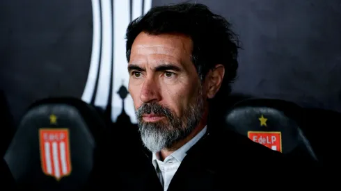 Técnico do Estudiantes, Eduardo Domínguez, durante partida da Copa Libertadores – Foto: Marcelo Endelli/Getty Images
