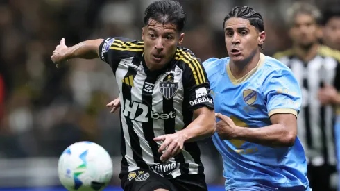 Volante Alan Franco em jogada durante Atlético-MG x Bolívar (Foto: Gilson Lobo/AGIF)