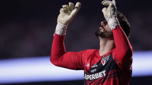 SP – SAO PAULO – 19/08/2025 – COPA LIBERTADORES 2025, SAO PAULO X ATLETICO NACIONAL – Rafael goleiro do Sao Paulo comemora defesa de penalti em decisao durante partida contra o Atletico Nacional no estadio Morumbi pelo campeonato Copa Libertadores 2025. Foto: Ettore Chiereguini/AGIF