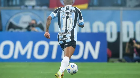 RS – Porto Alegre – 09/12/2021 – BRASILEIRO A 2021, GREMIO X ATLETICO-MG – Douglas Costa jogador do Gremio durante partida contra o Atletico-MG no estadio Arena do Gremio pelo campeonato Brasileiro A 2021. Foto: Pedro H. Tesch/AGIF