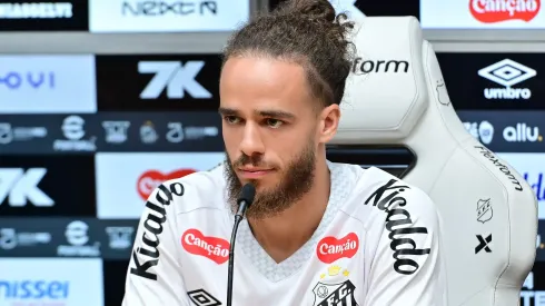 Billal Brahimi foi apresentado no Santos. Foto: Jota Erre/AGIF