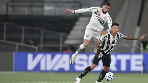 RJ – RIO DE JANEIRO – 26/04/2025 – BRASILEIRO A 2025, BOTAFOGO X FLUMINENSE – Igor Jesus jogador do Botafogo disputa lance com Freytes jogador do Fluminense durante partida no estadio Engenhao pelo campeonato Brasileiro A 2025. Foto: Thiago Ribeiro/AGIF
