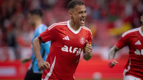 RS – PORTO ALEGRE – 21/09/2025 – BRASILEIRO A 2025, INTERNACIONAL X GREMIO – Alan Patrick jogador do Internacional comemora seu gol durante partida contra o Gremio no estadio Beira-Rio pelo campeonato Brasileiro A 2025. Foto: Maxi Franzoi/AGIF