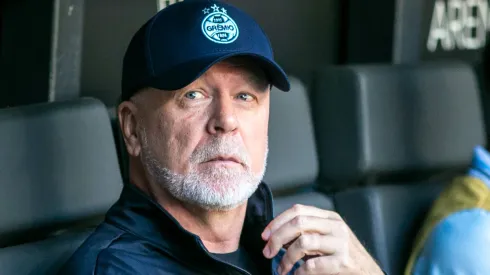 Mano Menezes durante partida do Grêmio no Brasileirão Betano – Foto: Fernando Moreno/AGIF