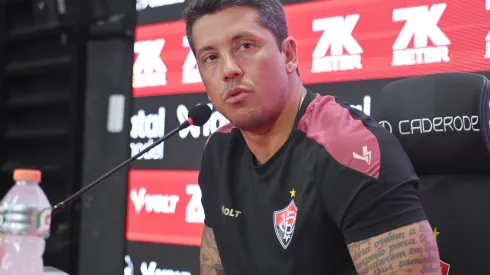 Thiago Carpini projeta duelo complicado contra Atlético e critica gramado da Arena MRV. Foto: Walmir Cirne/AGIF
