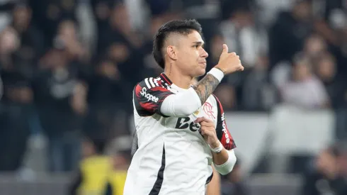 SP – SAO PAULO – 28/09/2025 – BRASILEIRO A 2025, CORINTHIANS X FLAMENGO – Luiz Araujo jogador do Flamengo comemora seu gol durante partida contra o Corinthians no estadio Arena Corinthians pelo campeonato Brasileiro A 2025. Foto: Joisel Amaral/AGIF