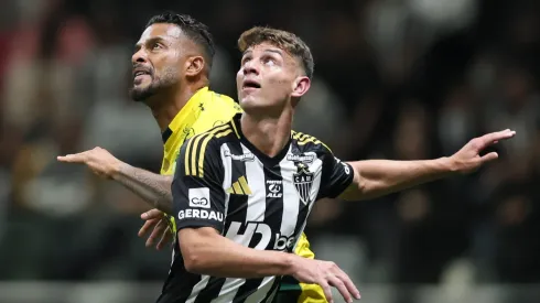 Natanael jogador do Atletico-MG disputa lance com Reinaldo jogador do Mirassol durante partida no estadio Arena MRV pelo campeonato Brasileiro A 2025. Foto: Gilson Lobo/AGIF