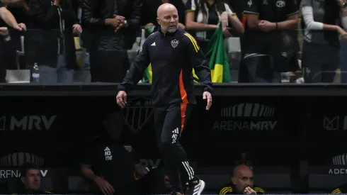 MG – BELO HORIZONTE – 27/09/2025 – BRASILEIRO A 2025, ATLETICO-MG X MIRASSOL -Jorge Sampaoli tecnico do Atletico-MG durante partida contra o Mirassol no estadio Arena MRV pelo campeonato Brasileiro A 2025. Foto: Gilson Lobo/AGIF