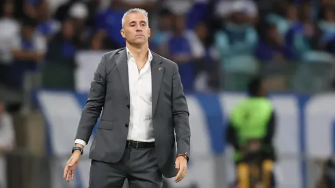 MG – BELO HORIZONTE – 30/08/2025 – BRASILEIRO A 2025, CRUZEIRO X SAO PAULO – Hernan Crespo tecnico do Sao Paulo durante partida contra o Cruzeiro no estadio Mineirao pelo campeonato Brasileiro A 2025. Foto: Gilson Lobo/AGIF